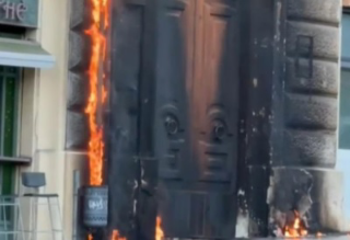 Ancona - Portone incendiato, 37enne confessa e patteggia